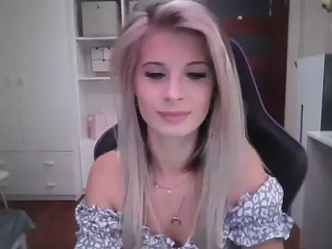 Snapshot of KristineGlow chatting on October 2025 02:24:02 PM KristineGlow online show from October 2025 02:24:02 PM