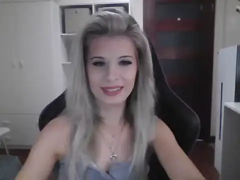 Snapshot of KristineGlow chatting on October 2025 07:06:01 AM KristineGlow online show from October 2025 07:06:01 AM