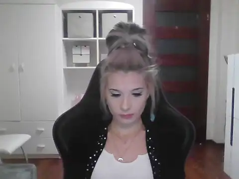 Snapshot of KristineGlow chatting on October 2025 07:06:01 AM KristineGlow online show from October 2025 07:06:01 AM