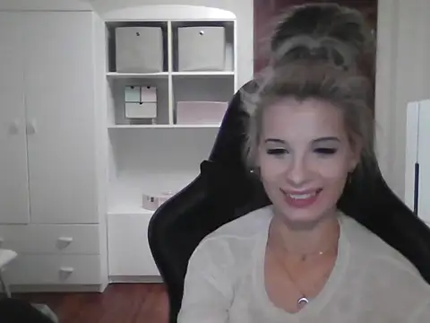 Snapshot of KristineGlow chatting on October 2025 06:18:02 PM KristineGlow online show from October 2025 06:18:02 PM