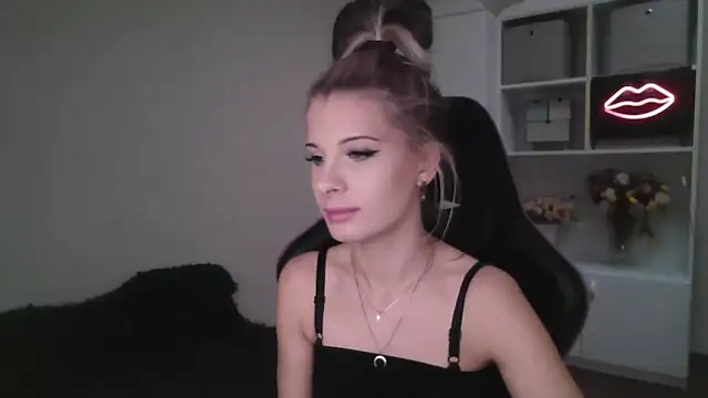 Snapshot of KristineGlow chatting on October 2025 02:06:02 PM KristineGlow online show from October 2025 02:06:02 PM