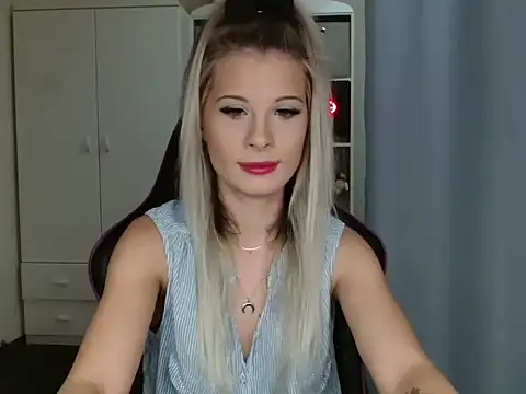 Snapshot of KristineGlow chatting on October 2025 06:27:02 AM KristineGlow online show from October 2025 06:27:02 AM