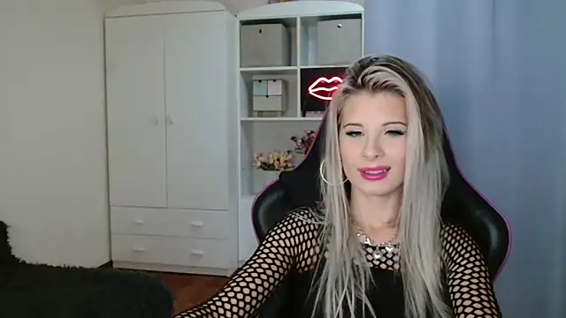 Snapshot of KristineGlow chatting on October 2025 09:10:01 AM KristineGlow online show from October 2025 09:10:01 AM