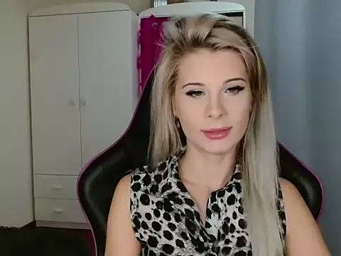 Snapshot of KristineGlow chatting on October 2025 06:21:01 AM KristineGlow online show from October 2025 06:21:01 AM