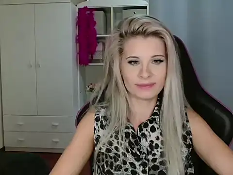 Snapshot of KristineGlow chatting on October 2025 06:26:02 PM KristineGlow online show from October 2025 06:26:02 PM