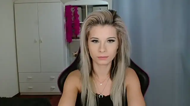 Snapshot of KristineGlow chatting on October 2025 03:58:02 PM KristineGlow online show from October 2025 03:58:02 PM