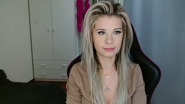 Snapshot of KristineGlow chatting on October 2025 03:14:02 PM KristineGlow online show from October 2025 03:14:02 PM