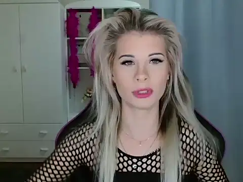 Snapshot of KristineGlow chatting on October 2025 07:20:01 AM KristineGlow online show from October 2025 07:20:01 AM