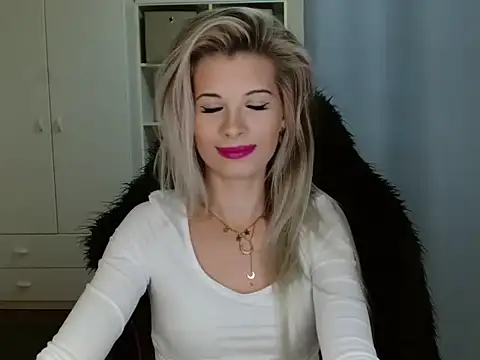 Snapshot of KristineGlow chatting on November 2025 07:20:02 AM KristineGlow online show from November 2025 07:20:02 AM