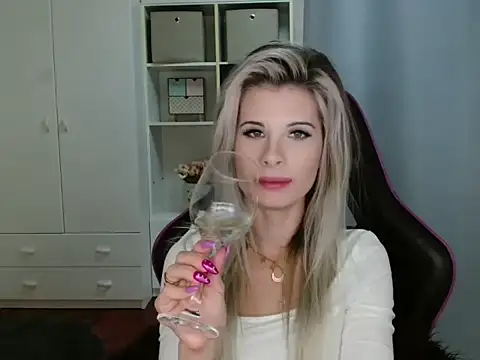 Snapshot of KristineGlow chatting on November 2025 07:26:01 PM KristineGlow online show from November 2025 07:26:01 PM