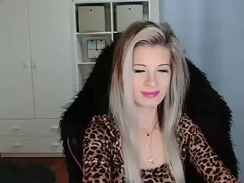 Snapshot of KristineGlow chatting on November 2025 08:14:02 AM KristineGlow online show from November 2025 08:14:02 AM