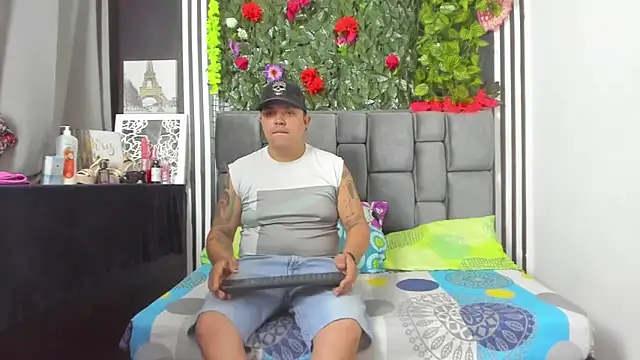 Hornycouple Hot online show from November 2025 08:20:01 PM