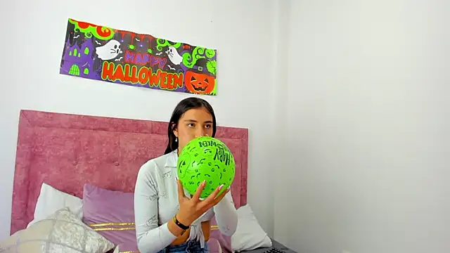 Snapshot of Vaiolet_Miller chatting on October 2025 08:29:01 PM Vaiolet Miller online show from October 2025 08:29:01 PM