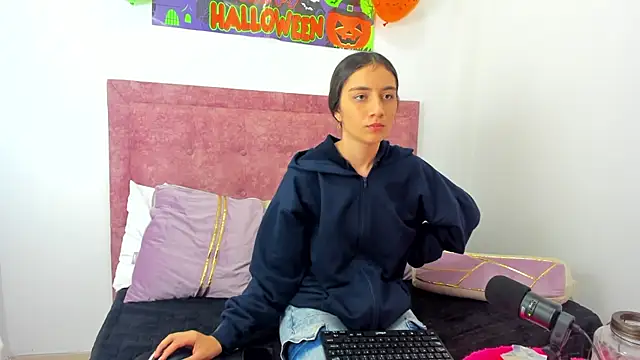 Snapshot of Vaiolet_Miller chatting on October 2025 02:39:01 PM Vaiolet Miller online show from October 2025 02:39:01 PM