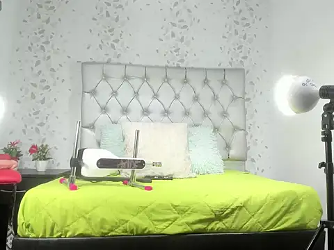 michelle perla online show from October 2025 06:34:01 PM