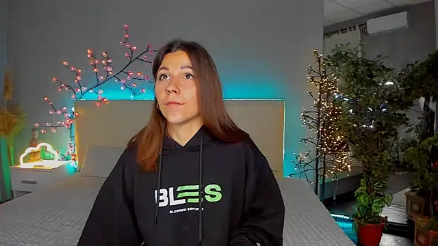 ElissGlow online show from September 2025 12:18:01 PM