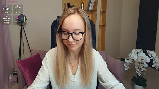 SoonMoor online show from November 2025 07:05:02 PM