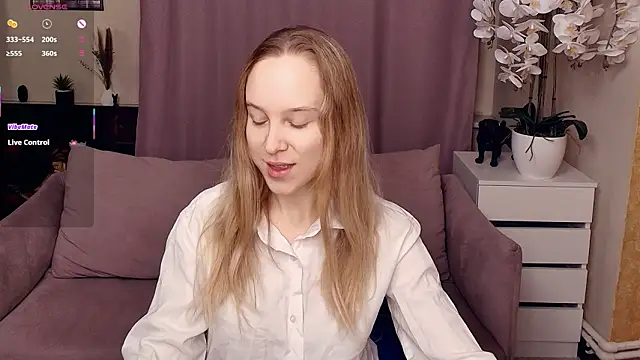 Snapshot of SoonMoor chatting on February 2026 06:45:01 PM SoonMoor online show from February 2026 06:45:01 PM