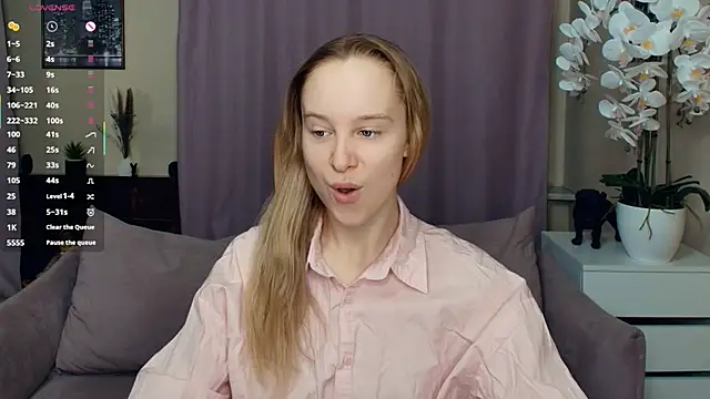 Snapshot of SoonMoor chatting on February 2026 06:59:02 PM SoonMoor online show from February 2026 06:59:02 PM