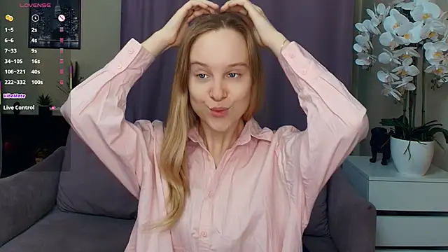 Snapshot of SoonMoor chatting on February 2026 06:42:01 PM SoonMoor online show from February 2026 06:42:01 PM