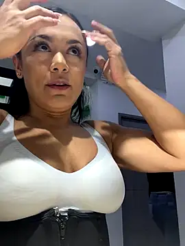 TiffanyyLam online show from October 2025 11:27:02 AM