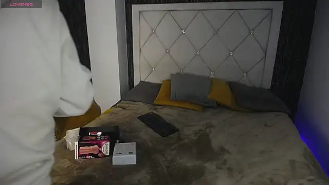 Snapshot of SamuFOXXX chatting on September 2025 08:19:01 PM SamuFOXXX online show from September 2025 08:19:01 PM