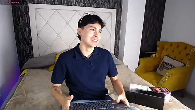 Snapshot of SamuFOXXX chatting on September 2025 08:42:02 PM SamuFOXXX online show from September 2025 08:42:02 PM