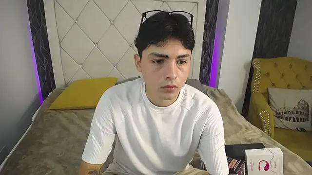 Snapshot of SamuFOXXX chatting on September 2025 08:44:01 PM SamuFOXXX online show from September 2025 08:44:01 PM