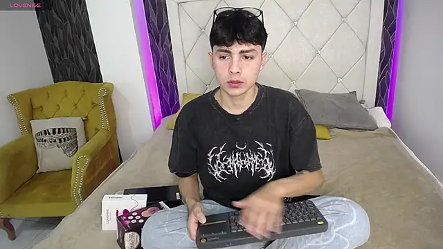 Snapshot of SamuFOXXX chatting on September 2025 08:02:01 PM SamuFOXXX online show from September 2025 08:02:01 PM