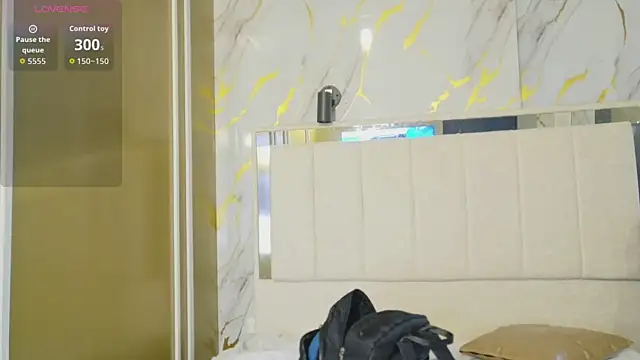 Olivia11  online show from April 2026 01:02:01 PM