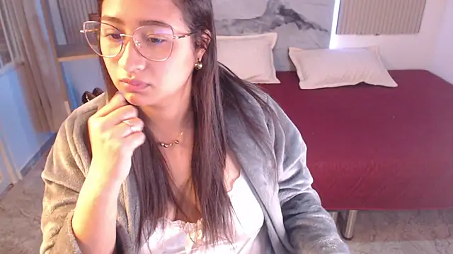 Thais Miss online show from September 2025 12:06:01 PM
