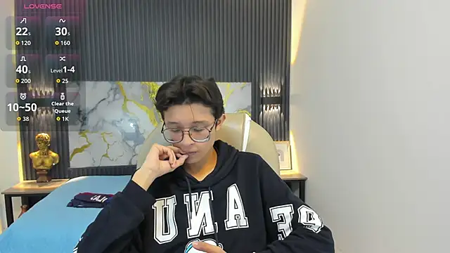 SantiagoRusso18 online show from October 2025 12:06:01 PM