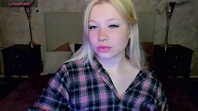 Snapshot of Diana_Dream chatting on September 2025 08:12:02 PM Diana Dream online show from September 2025 08:12:02 PM