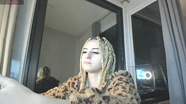 Ella Vee online show from October 2025 04:07:02 AM