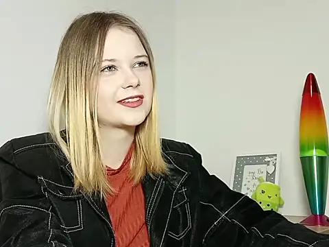 LydiaYoung online show from October 2025 06:17:02 PM