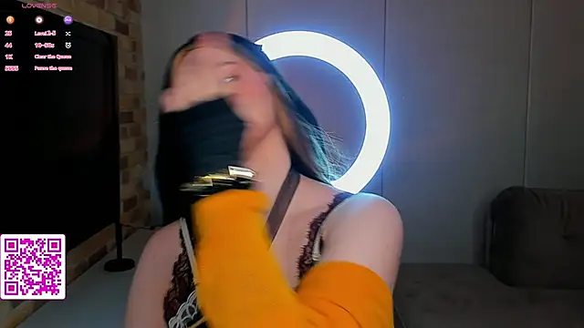 Snapshot of EvaBlimey chatting on September 2025 05:08:01 AM EvaBlimey online show from September 2025 05:08:01 AM