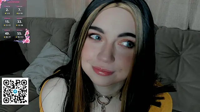 Snapshot of EvaBlimey chatting on October 2025 05:37:01 AM EvaBlimey online show from October 2025 05:37:01 AM