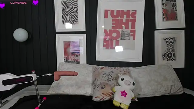 Manelyk evanss  online show from February 2026 05:20:01 PM