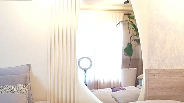 Tayler Kim online show from October 2025 07:07:02 PM