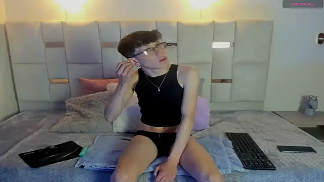 Snapshot of AndyMiller96 chatting on September 2025 11:24:01 AM AndyMiller96 online show from September 2025 11:24:01 AM