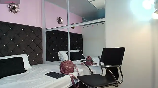 QueenScarlett online show from September 2025 03:01:01 PM