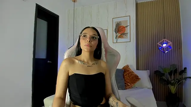 Roseaurora online show from November 2025 07:39:02 PM