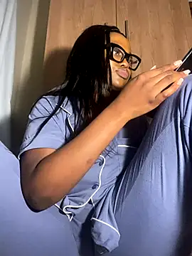 Snapshot of Moonzy77 chatting on October 2025 09:44:01 PM Moonzy77 online show from October 2025 09:44:01 PM