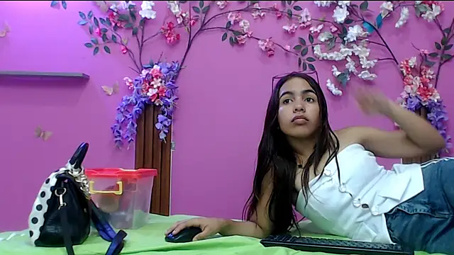 skinnysofia18 online show from October 2025 01:18:02 PM