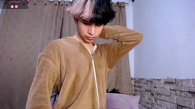 DaraKat18 online show from April 2026 11:21:02 PM