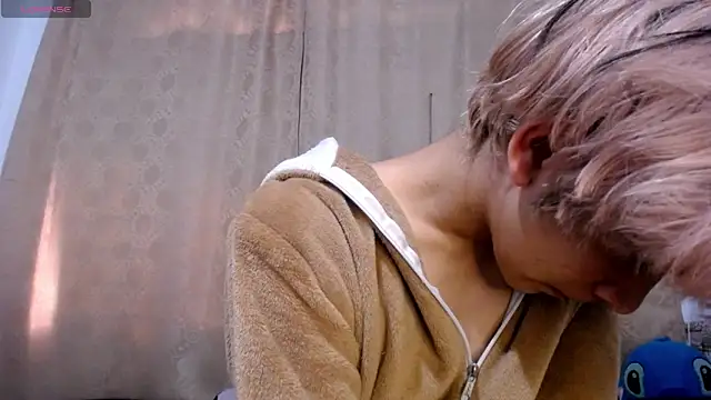 DaraKat18 online show from April 2026 10:05:02 PM