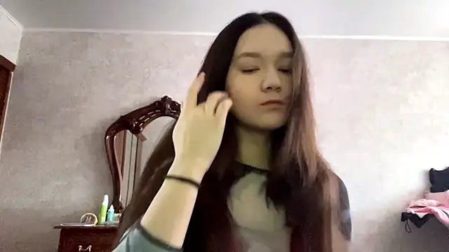 Snapshot of Pikmigirl18 chatting on October 2025 09:51:02 AM Pikmigirl18 online show from October 2025 09:51:02 AM