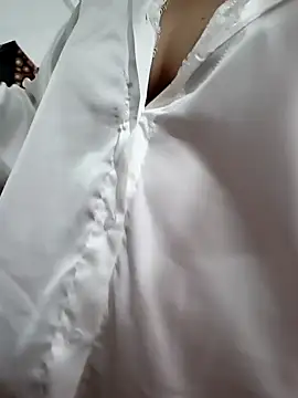 Yui-Linh online show from September 2025 10:39:02 AM