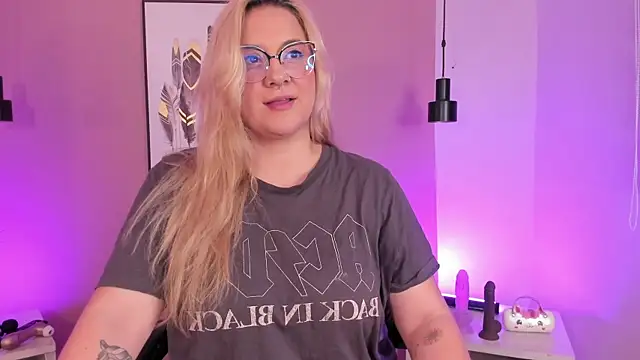 hollie joliie online show from October 2025 12:08:02 PM