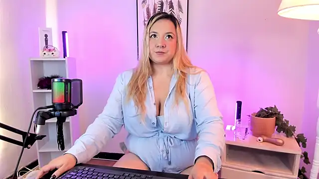 hollie joliie online show from March 2026 11:59:02 AM